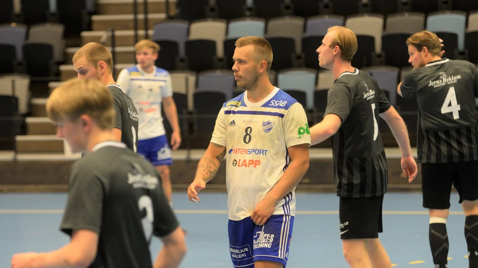 Christopher Gibson och hans lagkompisar i IFK får fortfarande inte ha några bollar igång och träna inomhus.
