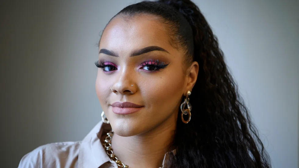 Kadiatou Holm Keita är först ut i Melodifestivalen med låten "One touch". "Det är helt sjukt alltså. Jag är så glad att jag har fått den chansen", säger hon.