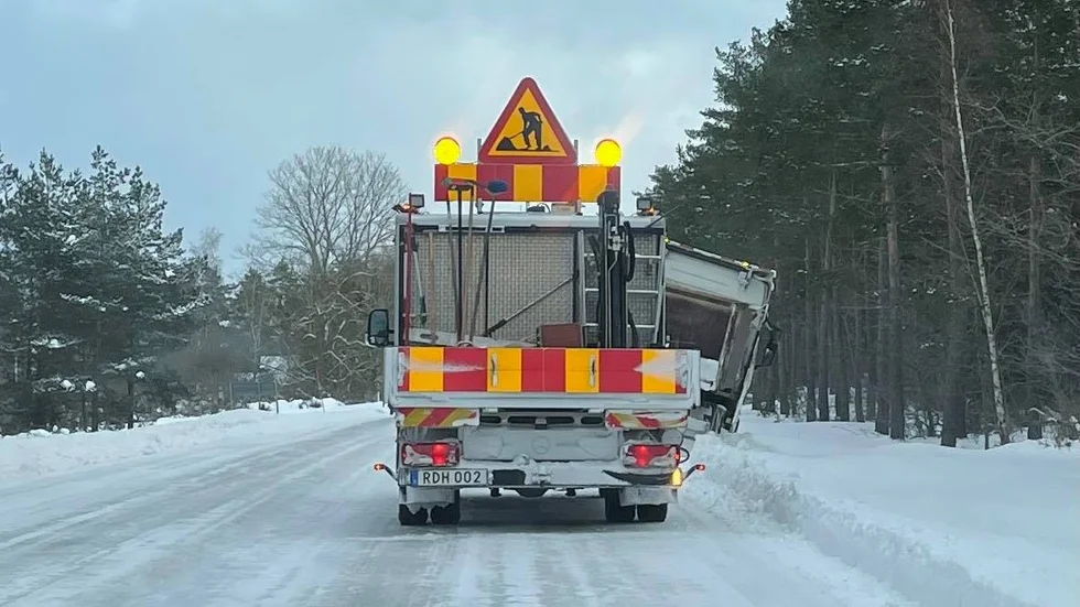 En lastbil har kört i diket i Tingstäde. 