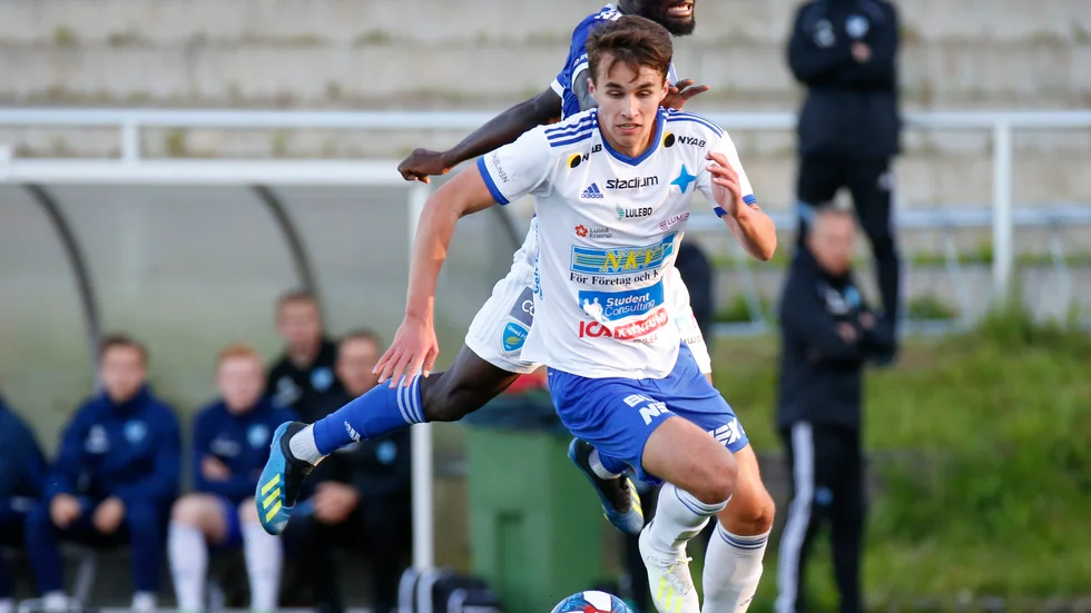 Isak Abrahamsson, här i IFK Luleås tröja, har valt att ta en paus från fotbollen på obestämd tid.