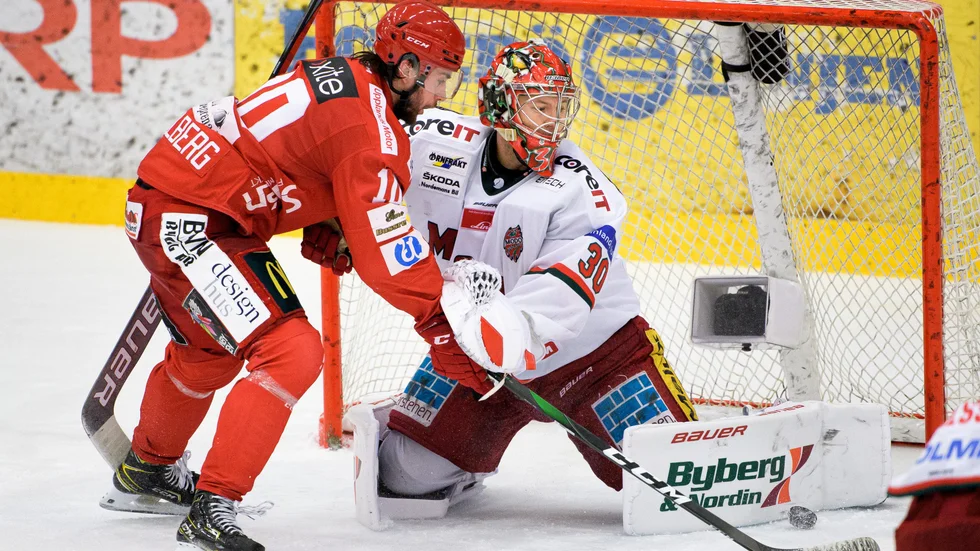 Martin Mellberg försöker trycka in pucken bakom Modo-målvakten Anthony Peters i förra veckans möte mellan lagen.