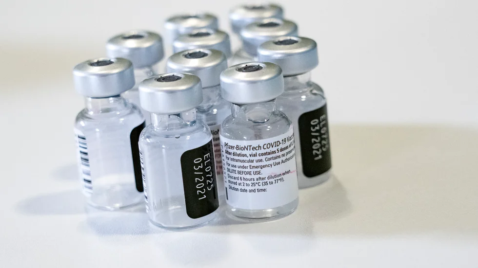 Använda ampuller med Pfizer/Biontechs vaccin. Arkivbild.