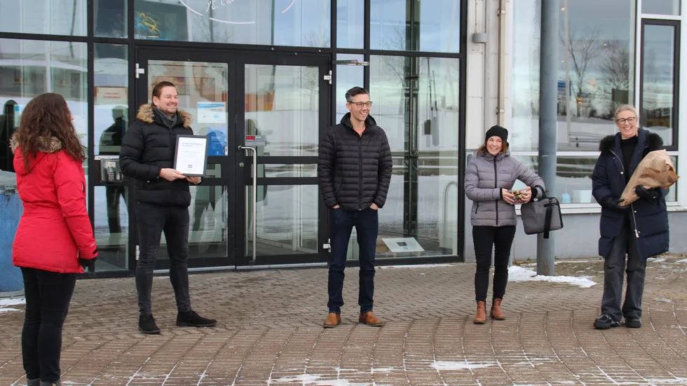 Linnea Jägestedt från UF Östergötland prisar rektor Peter Johansson och lärarna Elin Printzell, Jimmy Andersson och Johanna Axén Schelin.