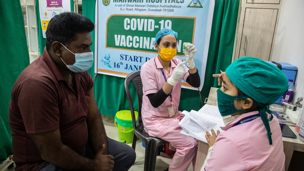 En sjuksköterska förbereder en vaccindos på ett sjukhus i Gauhati, Indien. Planen är att vaccinera 300 miljoner människor till juli 2021.