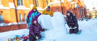Änglar och kors i snö utanför domkyrkan