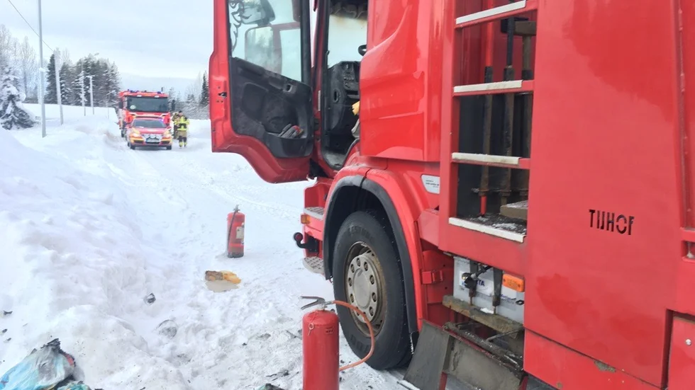 En lastbil började brinna i Storselet på fredagen.