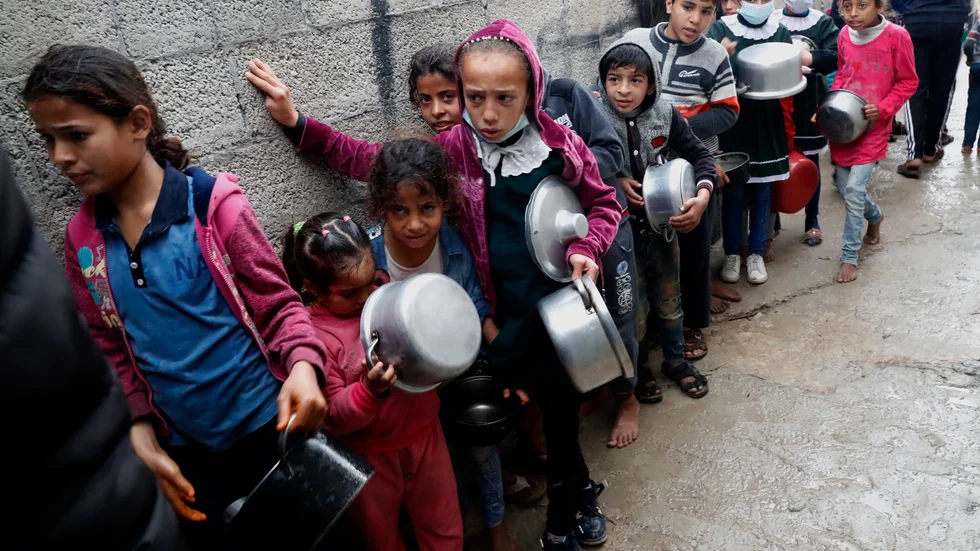 Kö för matdistribution i Gaza.