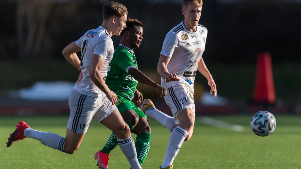 Oskarshamns Anton Ekroth och Oskar Stejdahl i kamp med Hammarbys Akinkunmi Amoo i mötet i Svenska Cupen som Hammarby vann med 3-0.