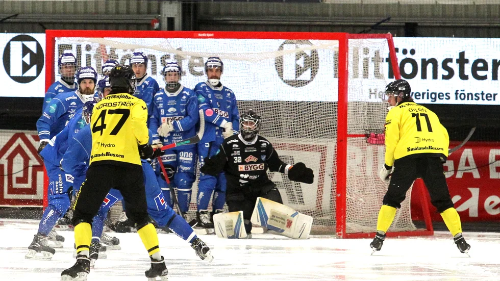 Jussi Aaltonen räddar när Emil Nordström skjuter för Vetlanda på hörna. IFK Motala gjorde det bra på bortaplan. Så nära var IFK att ta det till förlängning, och IFK föll med flaggan i topp i slutspelet.