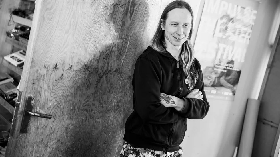 När Markus Öhrn tog över som konstnärlig ledare för teatergruppen Institutet flyttade han verksamheten från Malmö till Vitsaniemi. Nu aktuell med "The Unknown" på Dramaten i Stockholm.