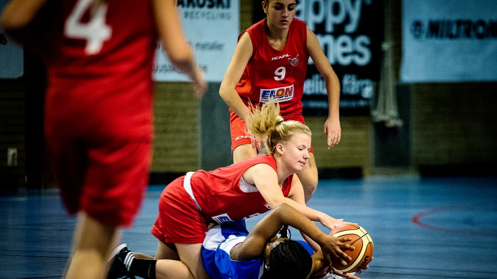 Det är det här golvet som under sommaren förhoppningsvis kommer att bytas ut. Nyköpings kommun kommer att lägga ut jobbet för upphandling. Nyköping Basket är glada över att kommunen nu har bestämt sig för ett golvbyte.