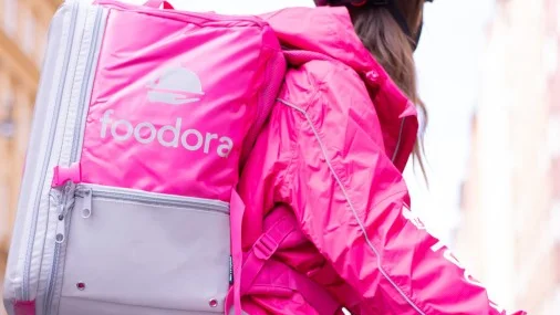 Det tyska budföretaget Foodora väljer att erbjuda fria hemleveranser från anslutna restauranger i Uppsala för att stötta branschen.