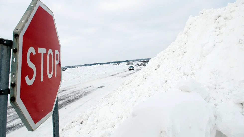 Snön stoppar barnens utelek.