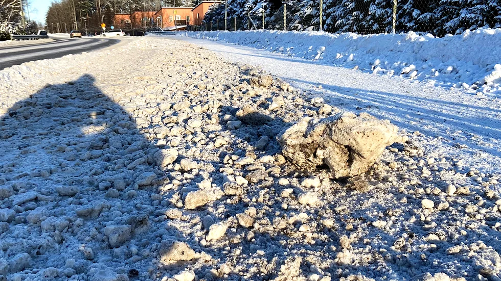 Snabbcykelleden Valsätraleden sopsaltas inte just nu. Dessutom täcks cykelbanan av snö som plogats upp från vägen.