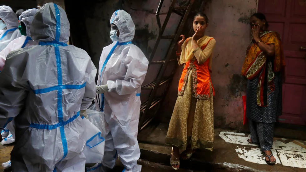 Hälsoarbetare genomför covid-19-screening på boende i slumområdet Dharavi i Bombay i Indien.