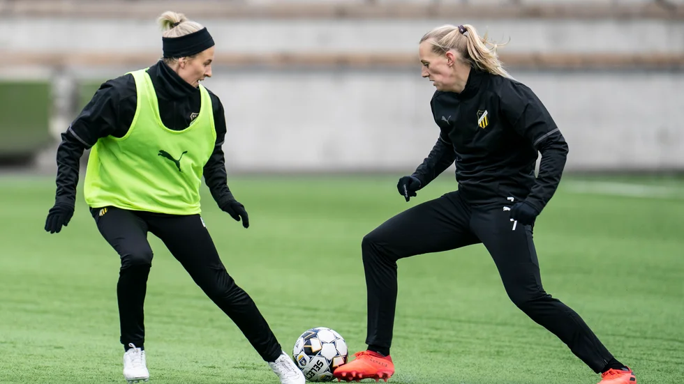 Stina Blackstenius och Emma Kullberg får en ny lagkamrat.