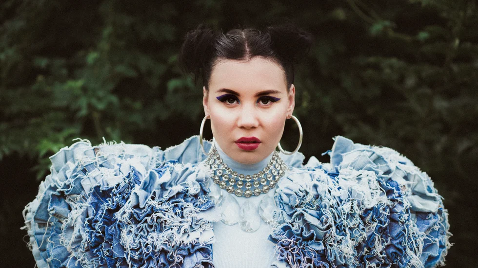 Sara Nutti släpper debutsingeln "Something You Should Know" under fredagen under namnet Dear Sara. Men det krävdes en flera år lång kamp för att nå dit hon är i dag.
