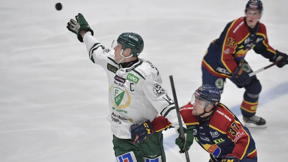 Färjestads Jacob Peterson, 1–0-målskytt, tar ned pucken och tog med sig alla tre poängen till Karlstad mot ett Djurgården som föll för sjätte hemmamatchen i rad.