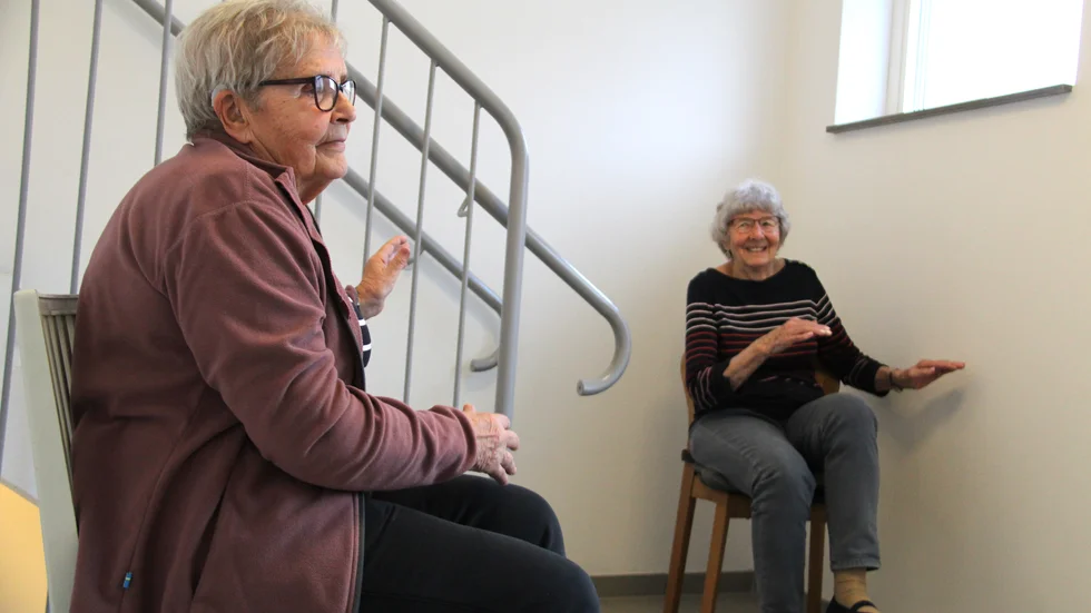 Väninnorna Gunvor Karlsson och Vivian Svensson är gladeligen med på sittgympan. "Det har nog varit en fördel att bo här", säger de och syftar på pandemin.