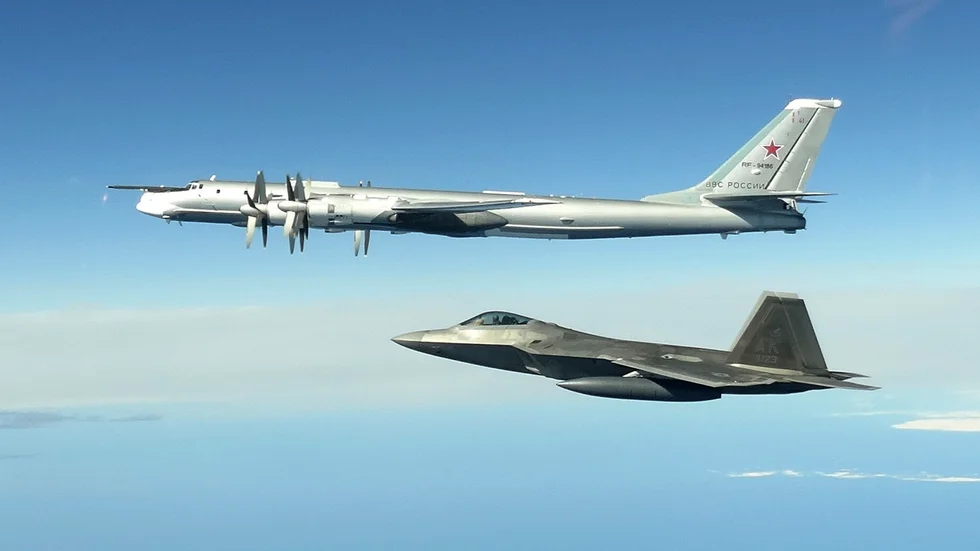 USA och Ryssland har förlängt nedrustningsavtalet Nya Start. Här följs ett ryskt kärnvapenkapabelt bombplan av ett amerikanskt jaktplan vid Alaskas kust, i juni 2020. Arkivbild.