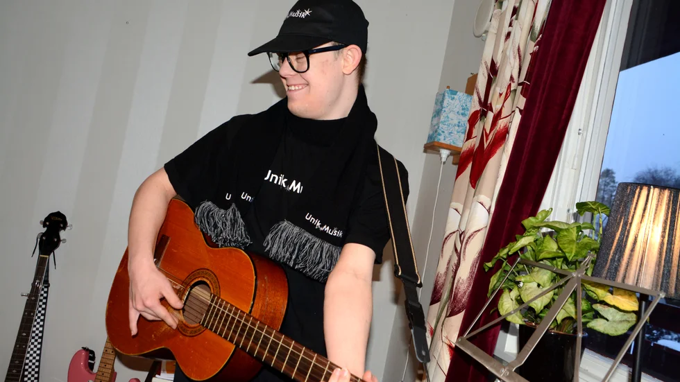 Kasper Notklevs stora intresse i livet är musik och att spela instrument. Nu, efter att kommunen sparar pengar, berövas han på en stor del av sin sysselsättning.