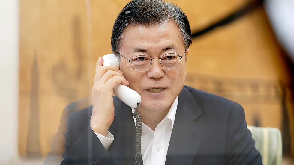 Sydkoreas president Moon Jae-In med sin amerikanske kollega Joe Biden i luren.