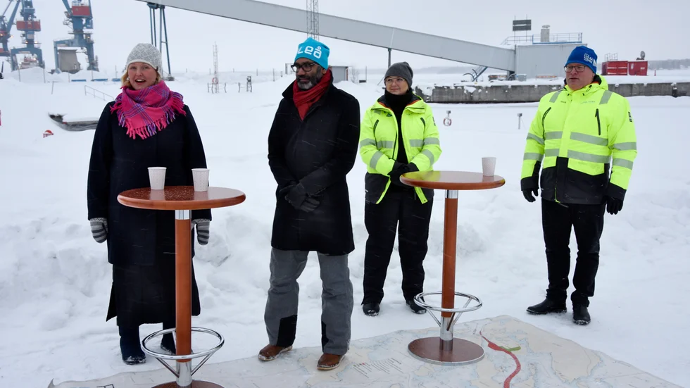 På plats vid Strömören: kommunalråden Carina Sammeli och Fredrik Hansson, Anneli Sjömark, vd för Luleå kommunföretag och Henrik Vuorinen, vd Luleå hamn. 