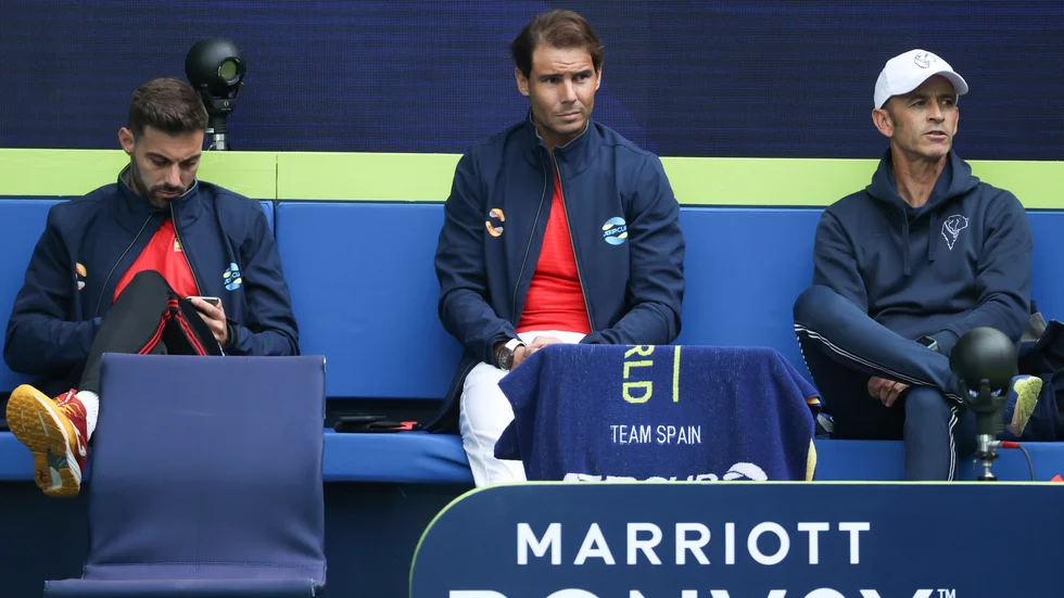 Rafael Nadal, i mitten, har ryggproblem och fick se sina spanska lagkamrater möta Australien i ATP Cup från sidan av tennisbanan.