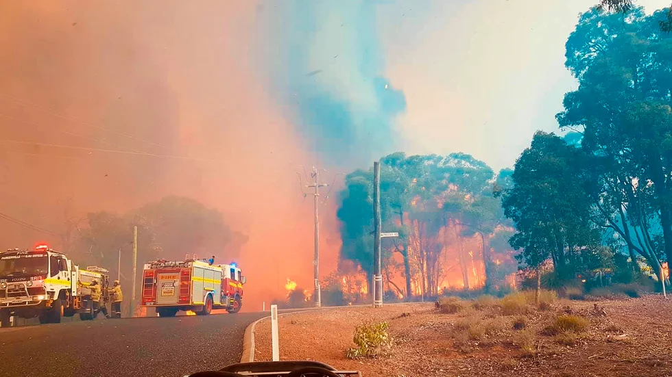 Brandsoldater bekämpar elden i Wooroloo i närheten av Perth i Australien.