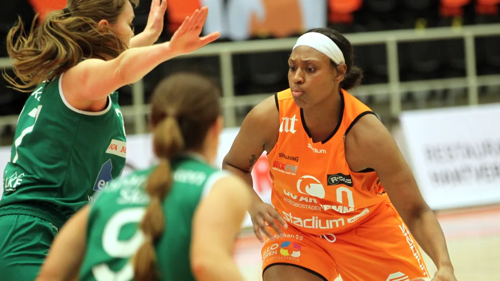 Dribblar, gör poäng, tar returer, fixar assists. Erika Davenport gjorde allt som behövdes för sitt Dolphins.