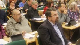 Innan någon anställs för att arbeta inom äldreomsorgen eller med personer med funktionsvariationer måste kontroller i belastningsregistret göras. Det kräver Sverigedemokraterna SD:s Jonhas Åker (i grå tröja).