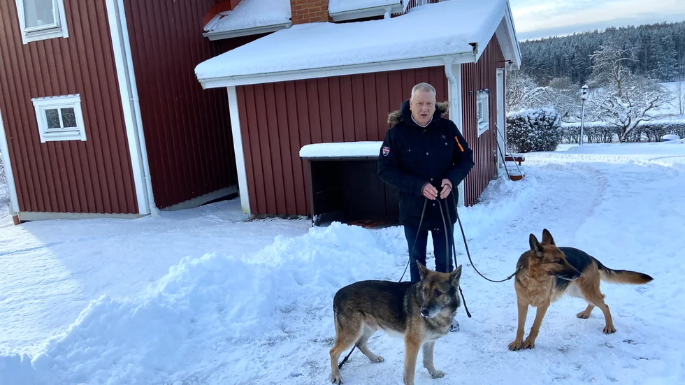 Lugnet har åter lägrat sig på Bonnas gård i Blomsterhult efter onsdagskvällens branddrama. Christer Karlström är glad att han och schäfrarna Aggasi och Hejja klarade sig med livet i behåll.