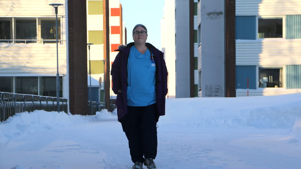 Under coronapandemin har framförallt de äldre drabbats hårdast av ensamheten och Helen uppfattar att hemtjänstpersonalens besök väger tyngre nu än någonsin tidigare. 
