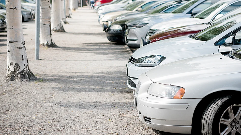 Skribenten menar att kommunens parkeringsregler är orättvisa.