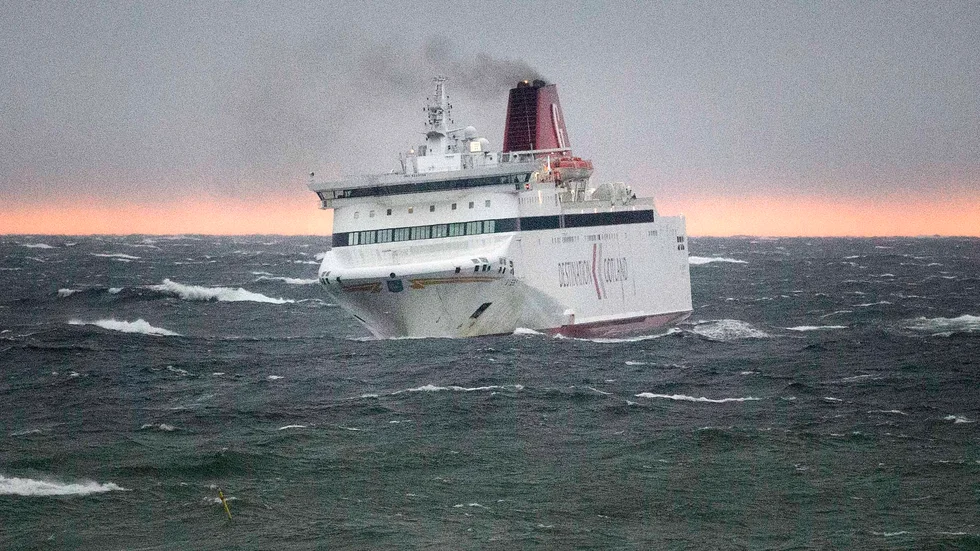 Färja i gungning.