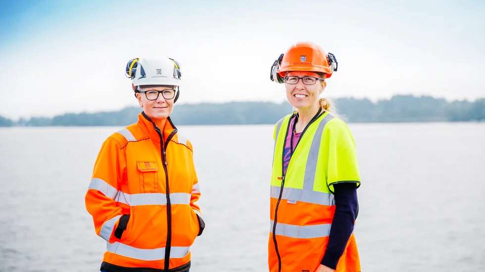 Marianne Kallin, chef för stadsbyggnadsförvaltningen och 
projektledare Christin Jonasson under hösten 2020 när man drog upp timmer från botten inför muddringen. Arkivbild.