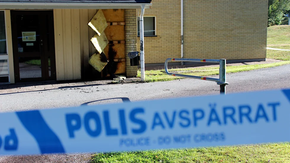 Augusti, 2020. Fasaden på skolan skadades av nattens brand. Isolering syns också utfläkt efter släckningsarbetet.