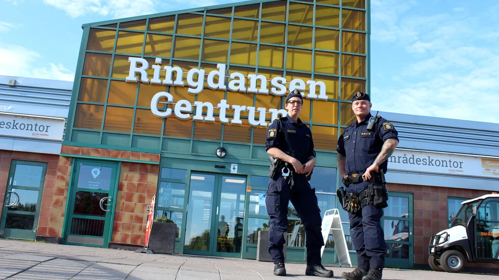Poliserna Annika Granath och Martin Björk patrullerar i Ringestad centrum i Navestad.