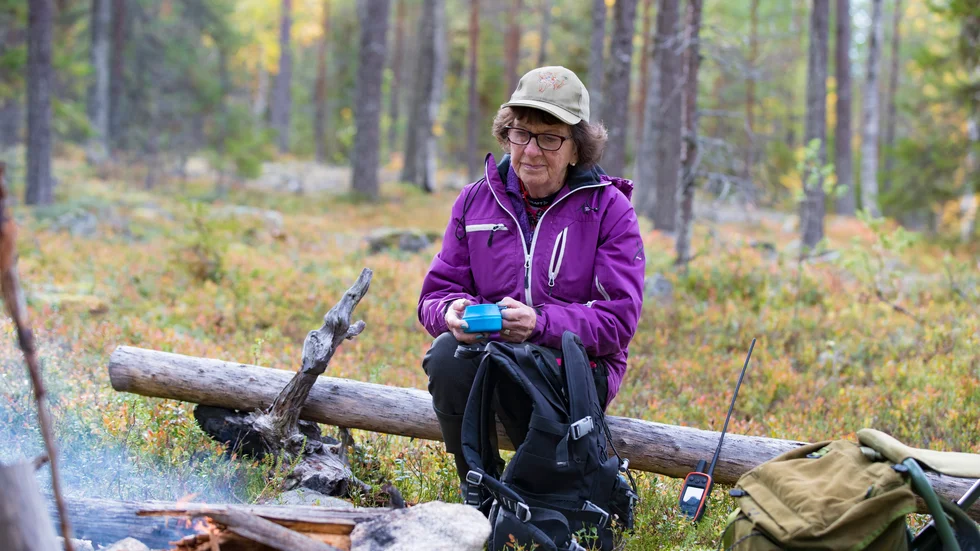 Sargit Sundberg ska fylla 86 år till hösten. Nu längtar hon efter att få börja att jaga in sin beagle. 