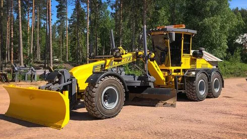 En väghyveln är värd 5,5 miljoner kronor, stals under natten till fredagen. 