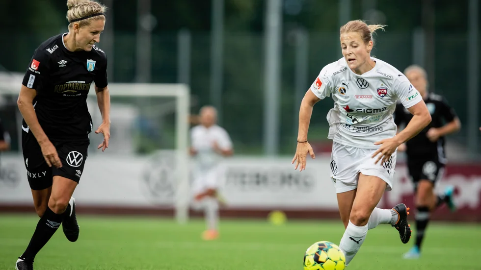 Göteborgs Emma Kullberg och Rosengårds Anna Anvegård när lagen spelade 1–1 på Valhalla IP i slutet av juli. Inför dagens seriefinal lagen emellan på Malmö IP leder Göteborg allsvenskan på 29 poäng – tre före Rosengård. Arkivbild.