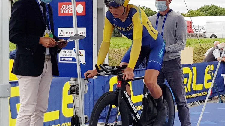Jacob AHlsson och de övriga Maif-cyklisterna hade en tuff dag när linjeloppet i U23-klassen kördes i Europamästerskapen i franska Plouay.