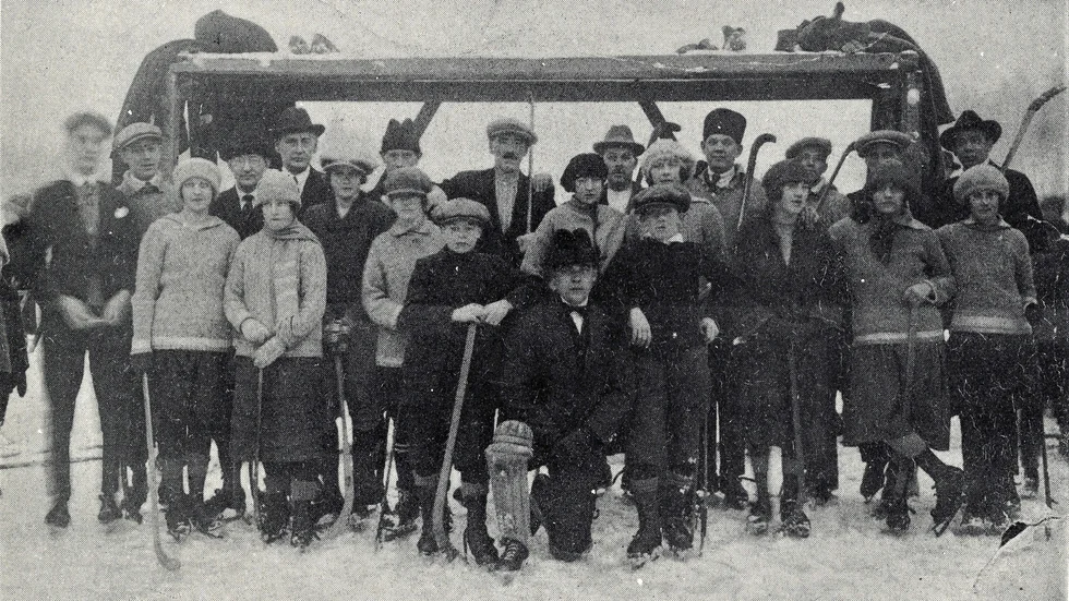Ett dam- och herrlag i bandy från Finspång möttes på 1920-talet.
Intäkterna från matchen skulle gå till inköp av en ridå till Folkets park.