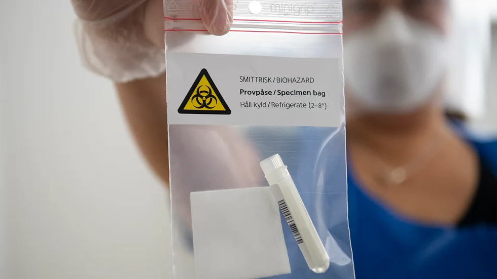 Nyligen presenterades rapporten "Långvariga symtom vid covid-19" av Statens beredning för medicinsk och social utvärdering. På Karolinska institutet pågår forskning om långtidssjuka i covid. "Det finns behov av mer forskning", säger docenten Malin Nygren-Bonnier.