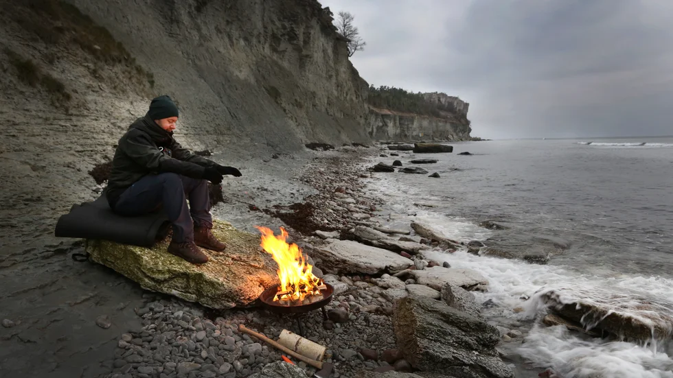Plus två grader och snöflingor i luften, men Morgan Sjöström trivs utomhus i alla väder och jobbar för att fler ska upptäcka Gotland hela året. Medhavd ved och en plåt att elda på lämnar få avtryck.