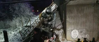 Traktor gled ned från bro och landade på järnvägsspår i Nordmalings kommun
