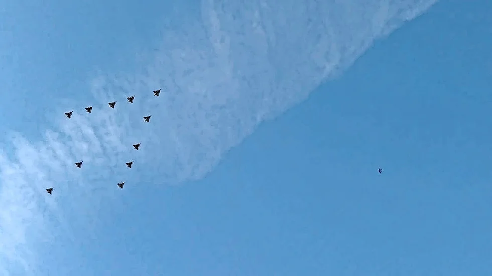 Dagens flyghälsning ställs in.