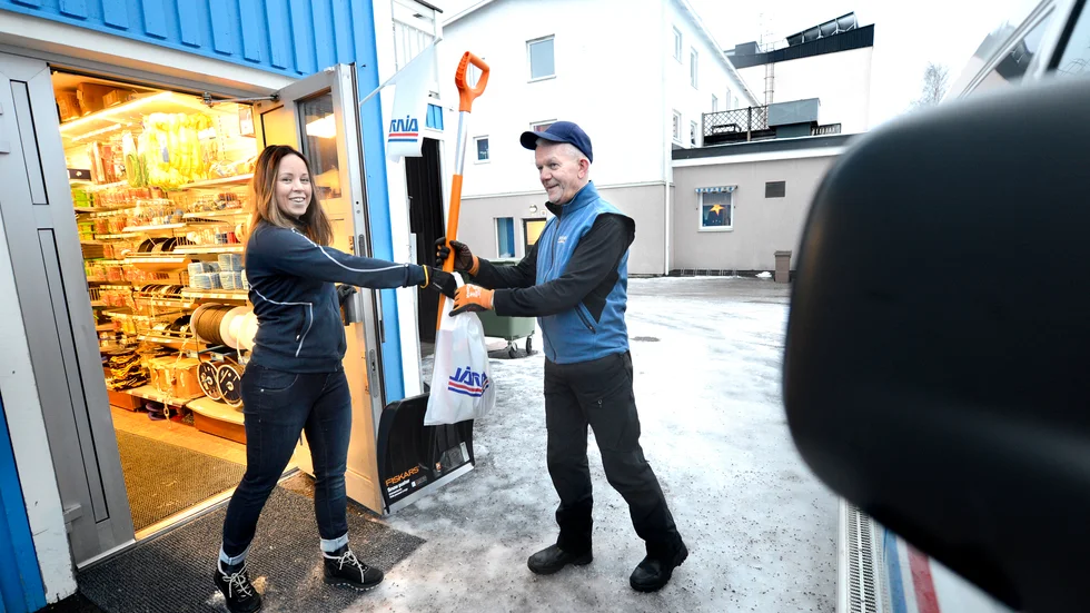 Nu när Överkalix har infört fri hemleverans kan alla som bor ute i byarna beställa varor från samtliga butiker i tätorten och få det gratis hemkört. Något Iida Larson och Roger Lindbäck tycker är bra.