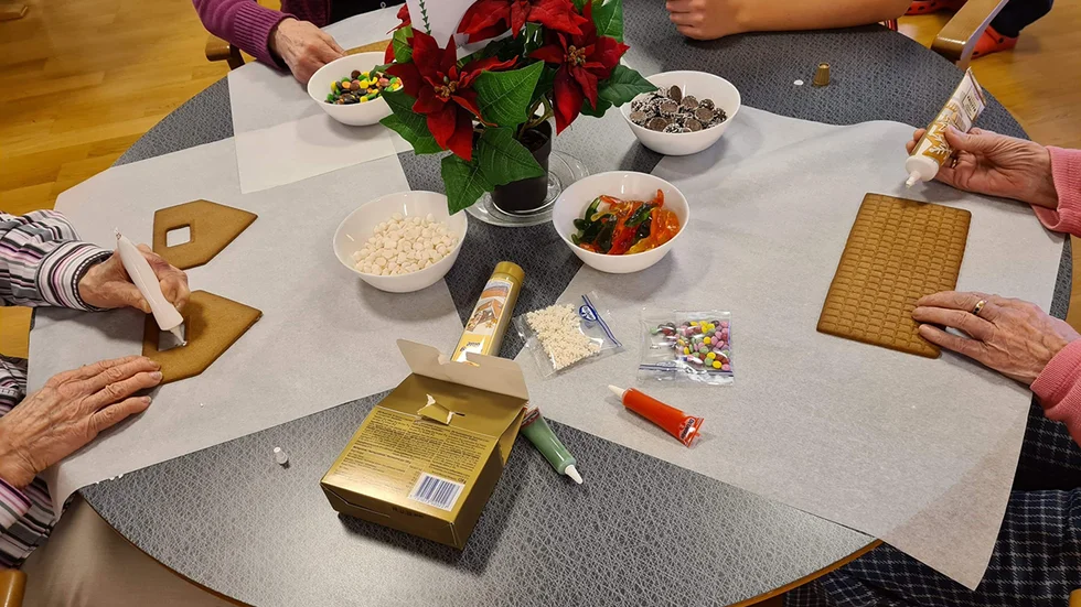 Julförberedelserna är i full gång på alla Attendos fem äldreboenden i Uppsala. Kring pepparkakshusbygget på Attendo Topelius var det stort engagemang.