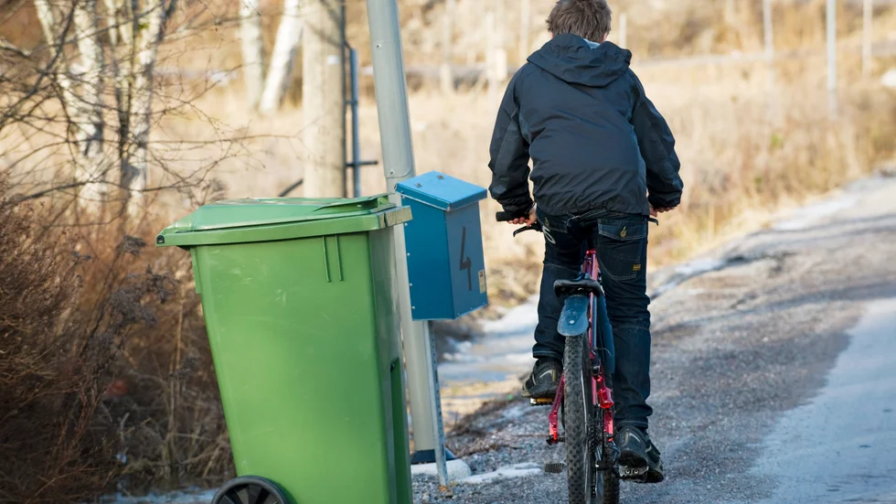 Inför helgen kan soptunnorna bli stående mitt på gatan i flera dagar, skriver signaturen StigF. (Bilden är tagen ett annat ställe.)